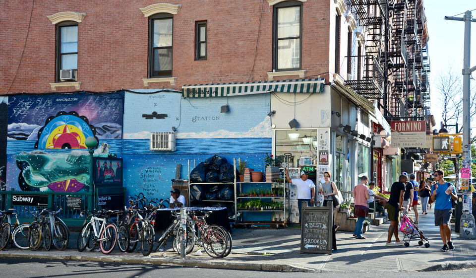 In the Williamsburg district of New York, Bedford Avenue is always very busy.