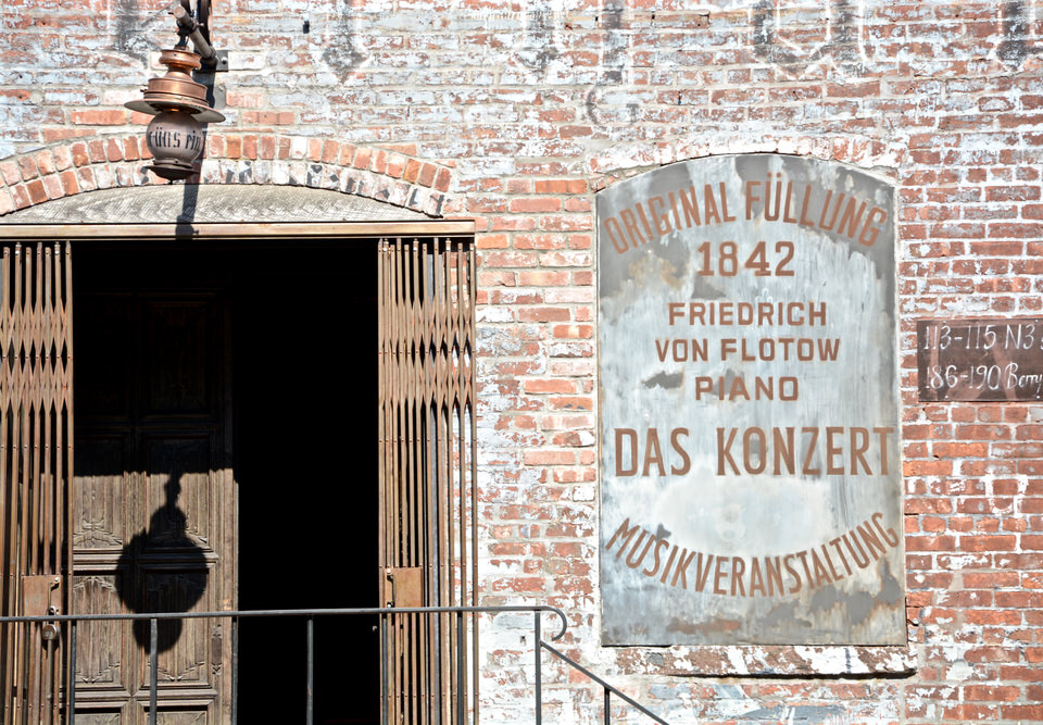 An der Steinmauer eines alten Bierhauses sieht man bis heute die Spuren deutscher Einwanderer.