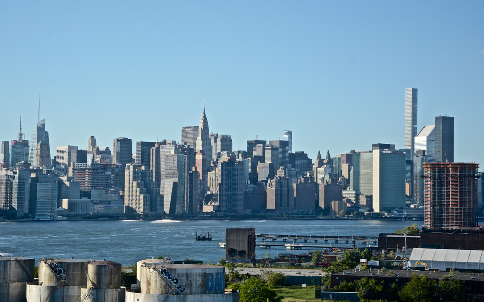 An impressive sightseeing spot: the rooftop terrace of the Wythe Hotel offers a view of the New York skyline.