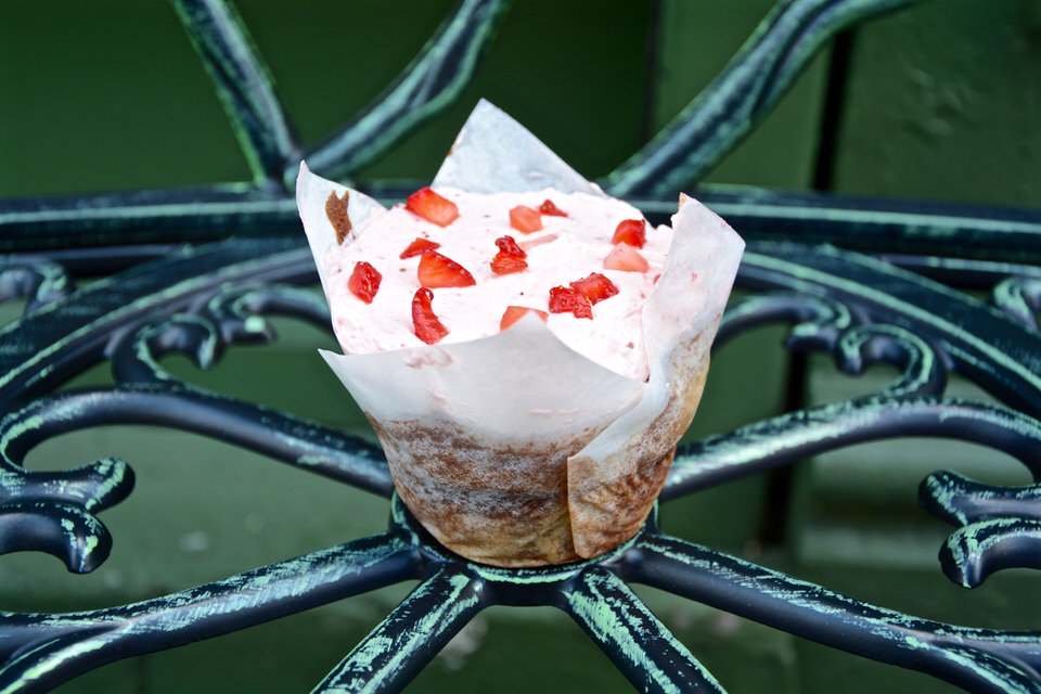 The strawberry cupcake from the Cupcake Market in the East Village is a heavenly good insider tip in New York.