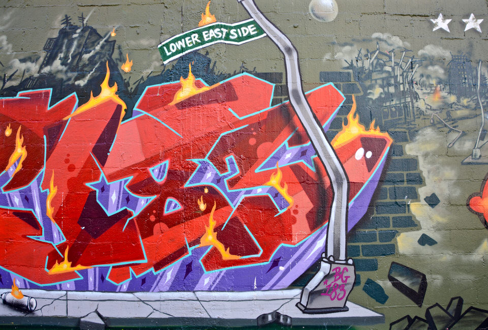 In der Lower East Side in New York schmückt ein Graffiti die Wand.