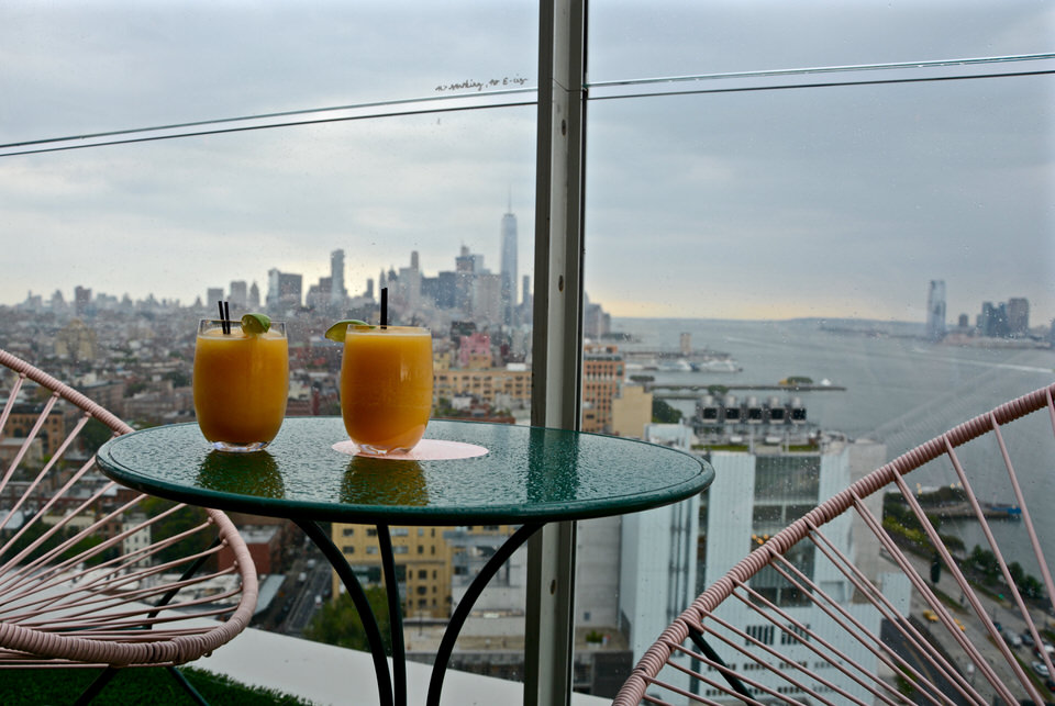 Auf der Rooftop Bar des Le Bain in New York kann man beim Cocktails trinken die Aussicht über die Stadt genießen - die perfekte Pause beim Sightseeing.