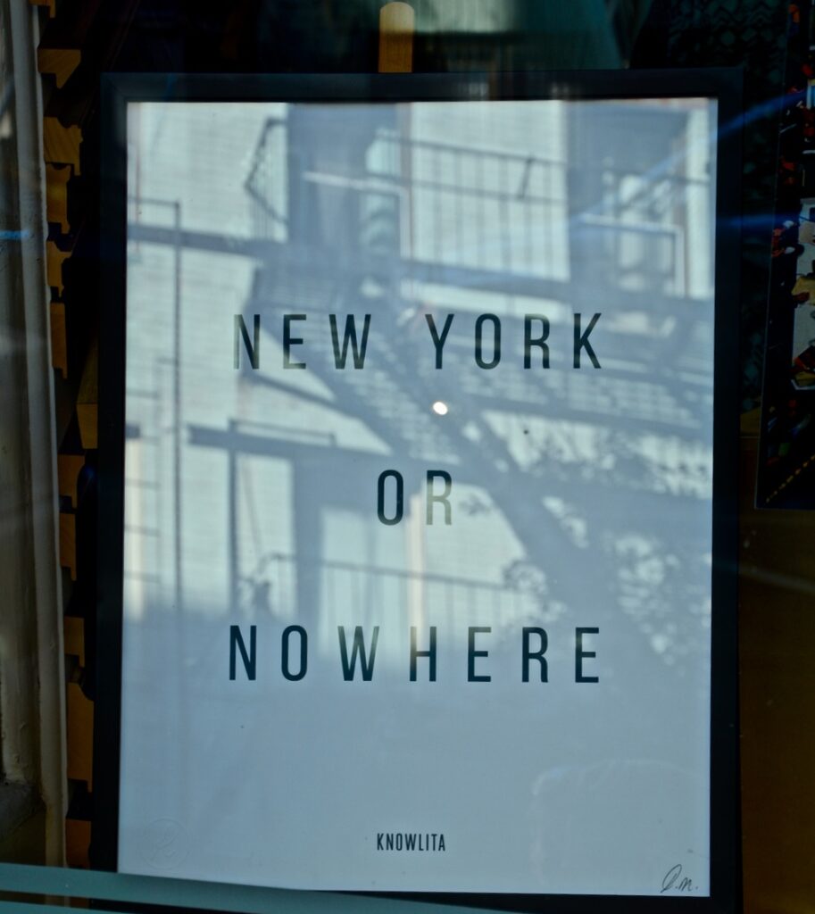 Auf einem Bild, was man durch ein Fenster sieht, steht "New York of Nowhere".