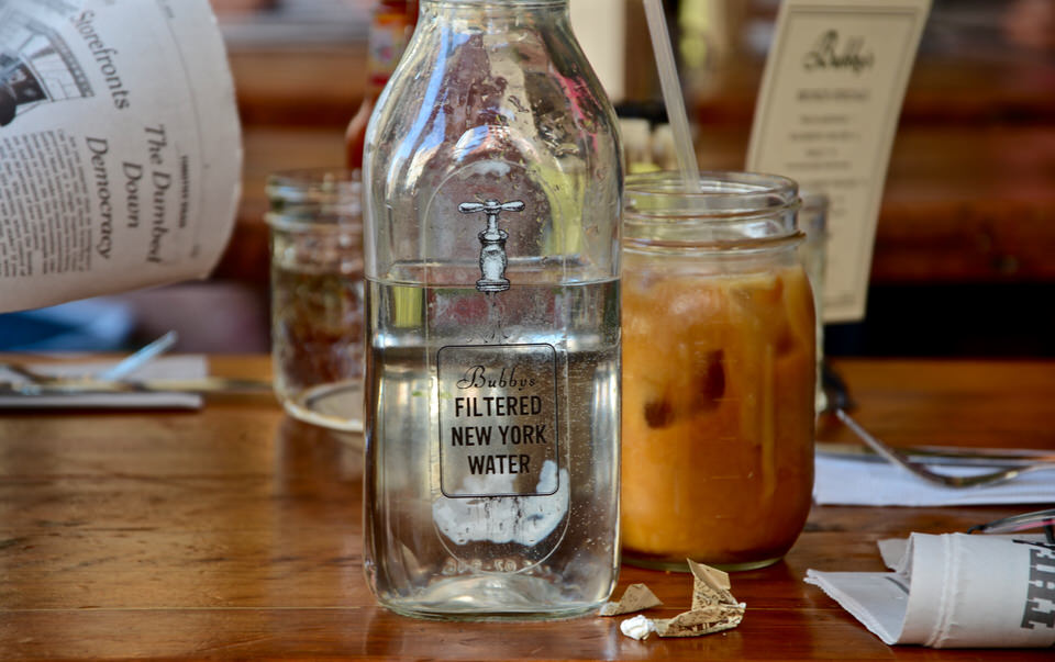 Behind a glass bottle is the specialty at Bubby's: the cold brew - the perfect pick-me-up for breakfast in New York.