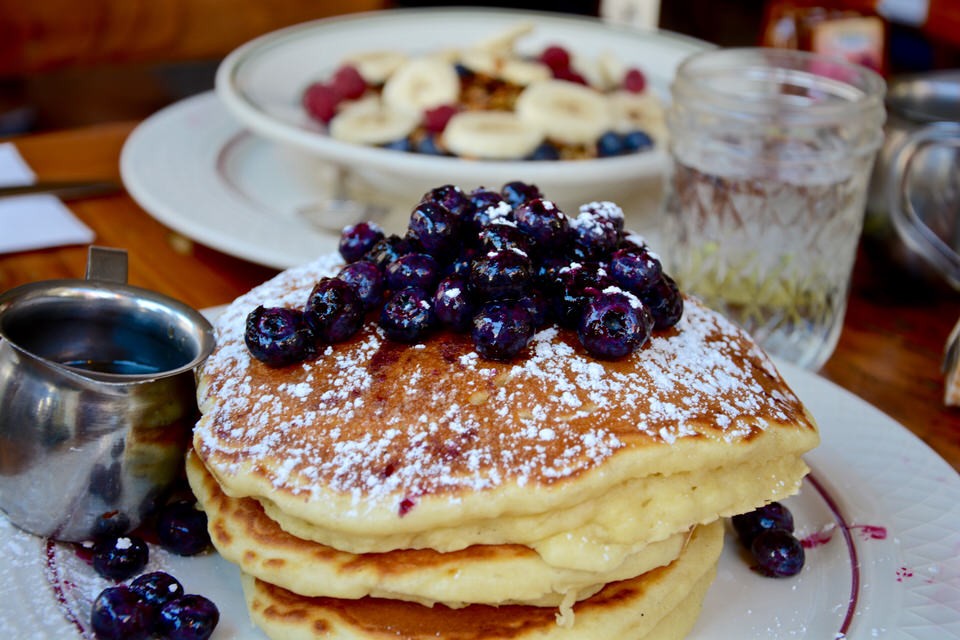Die fluffigen Pancakes mit Heidelbeeren im Bubbly’s in Tribeca kann man fast schon durch das Bild riechen – ein Frühstücks- und Brunch-Paradies in New York City!