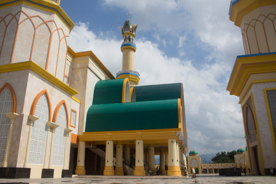Die farbenfrohe Moschee Mataram in Lombok, Indonesien wirkt mit seinen runden Formen, Verzierungen und Säulen wie ein Märchenschloss.