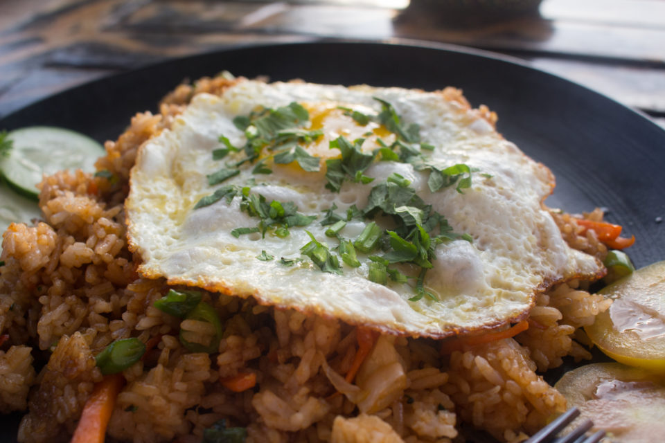 Das Reisgericht mit Spiegelei Nasi Goreng wird auf den Gili Inseln als typische indonesische Speise serviert.