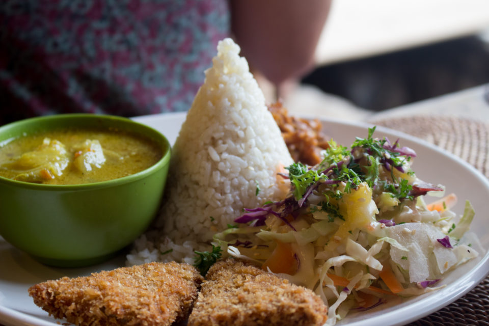In dem Restaurant Nuggets Corner in Lombok wird ein vegetarisches Rendang mit Gemüse, einem Schüsselchen Soße und einer kleinen Reispyramide serviert.