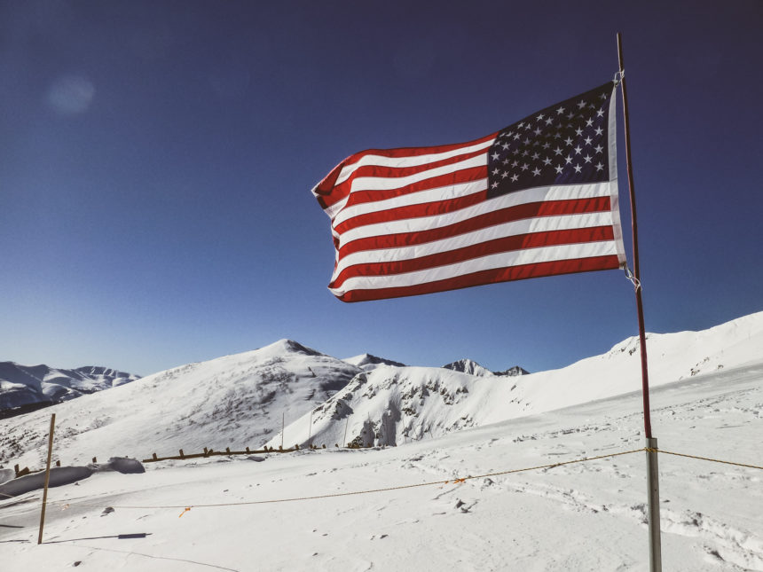 Auf einer Skipiste von Vail weht eine US-Flagge im Wind.