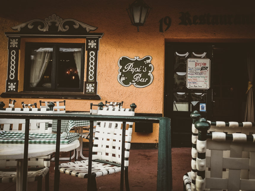 Der Eingangsbereich und die Terrasse der Pepi´s Bar in Vail lässt die österreichischen Wurzeln des Besitzers erkennen, die Verzierungen an der Hausfassade wirken wie aus den sechziger Jahren.