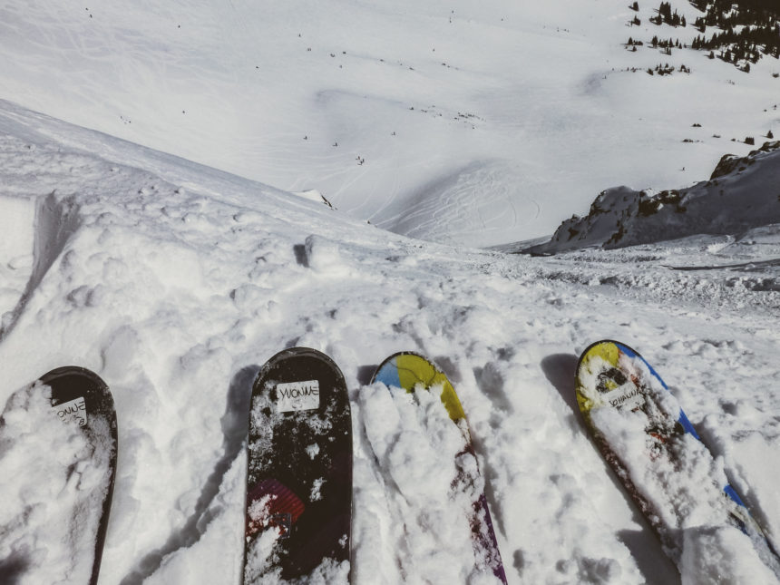 Vier Skispitzen an einem steilen Abhang der Skiregion von Breckenridge, USA warten auf ihren Einsatz.