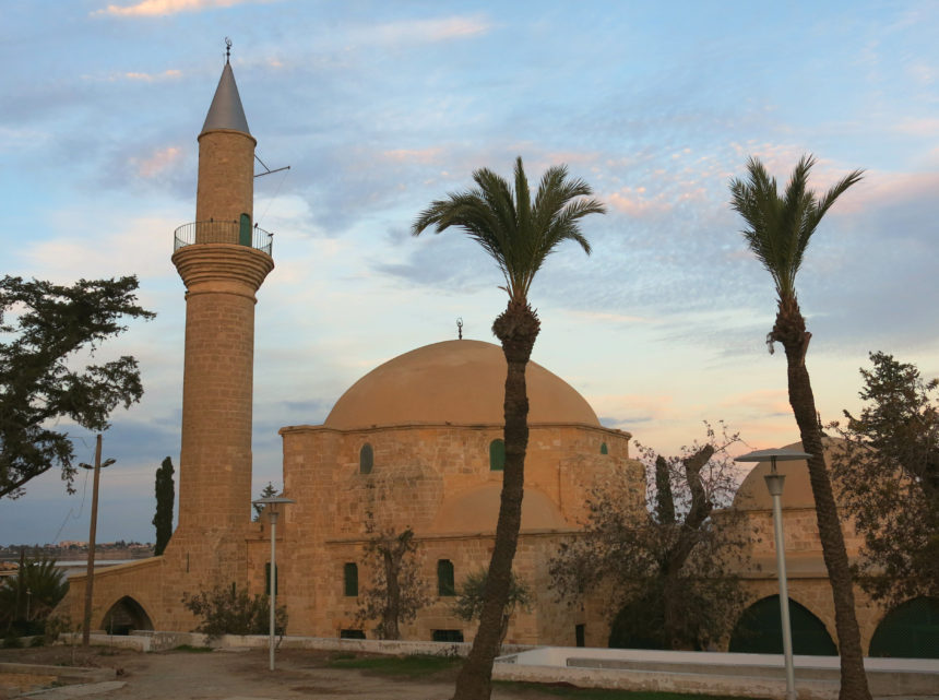 In Larnaka steht zwischen Dattelpalmen, Zypressen und Olivenbäumen die Hala Sultan Tekkesi Moschee aus beigen Steinen.