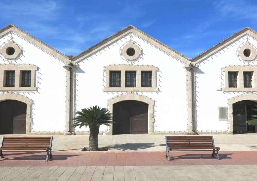 Die Häuschen des Kulturzentrums in Larnaka, Zypern sind im Kolonialstil in weiß gehalten, die in Steinen gefassten Fenster und Tore sind mit Lichterketten eingerahmt.
