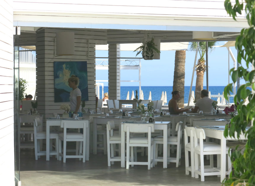Der von allen Seiten geöffnete Ammos Beachclub in Zypern ist ganz im Mediterranem Stil in weiß und Holz gehalten.