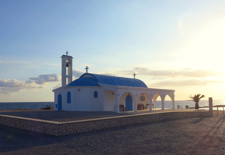 Malerisch in blau-weiß getüncht erscheint die Kapelle von Ayia Thekla in der Abendsonne von Zypern.
