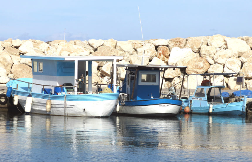Der Hafen von Latsi mit seinen kleinen Fischerbooten in Paphos auf Zypern ist eine Sehenswürdigkeit, die man sich nicht entgehen lassen sollte.