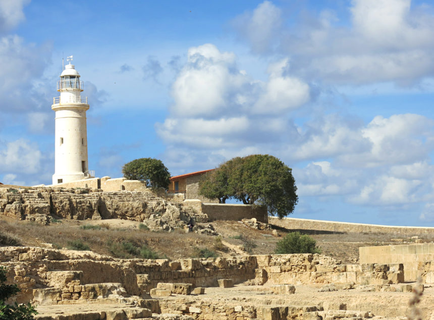 Der Leuchtturm im archäologischen Park in Paphos auf Zypern ist ein Hingucker für jeden Touristen.