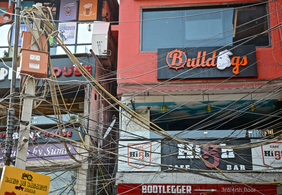 Im Süden von Delhi, befindet sich das Ausgehviertel Hauz Khas Village, dort hängen viele Kabeln vor den Häuserfassaden.