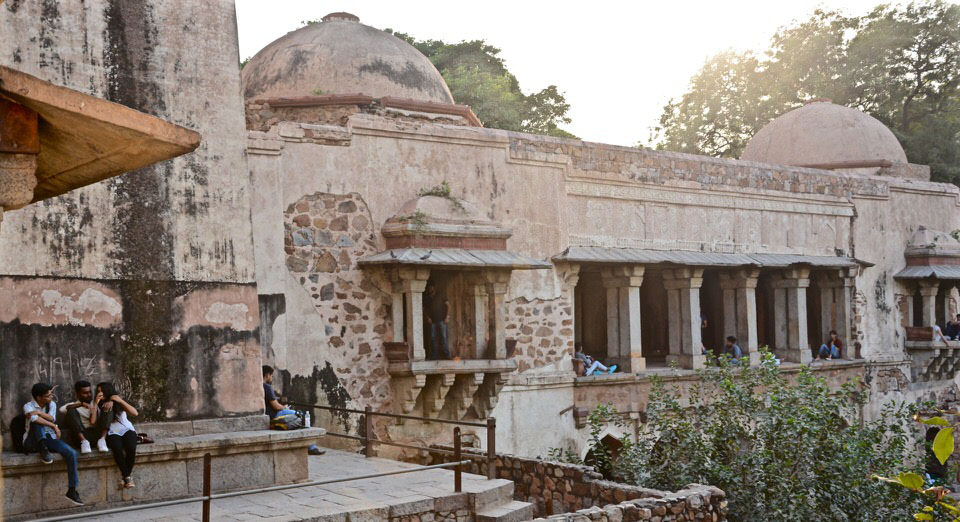 Die Ruinen von Hauz Khas in Delhi, Indien laden Besucher zwischen Ihren steinernen Säulen zum Verweilen ein.