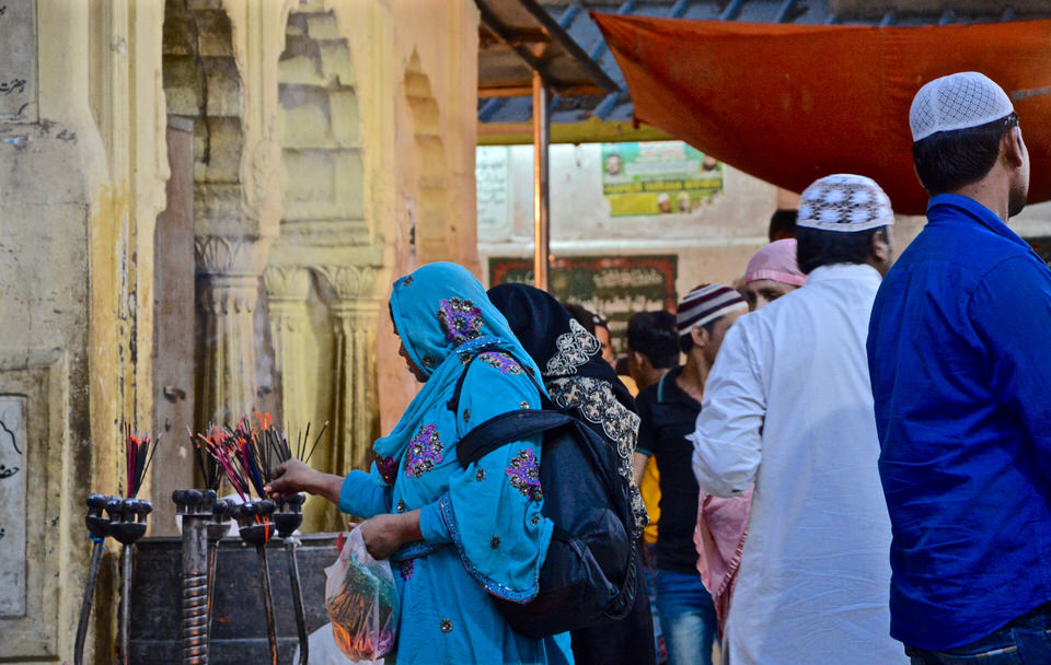 Gläubige zünden in Delhi am Schrein des Sufi-Heiligen Hazrat Nizamuddin Räucherstäbchen an.