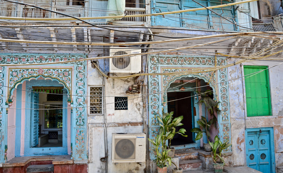 Bunt bemalte Haveli zieren die Häuserfassade in Old Delhi, Indien.