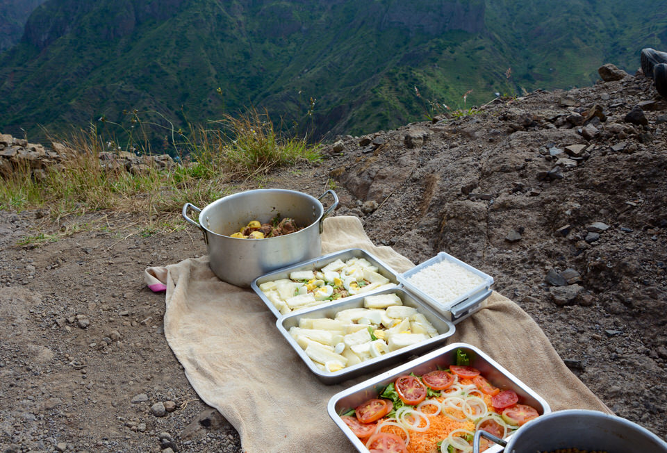Auf einem Gipfel zur Zwischenstation Caibros während einer Küstenwanderung auf der Kapverdischen Insel wird eine leckere kulinarische Stärkung angeboten.
