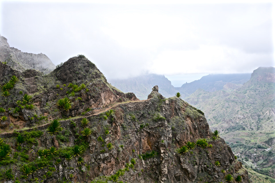 Auf dem Weg zur Hochebene Cha de Lagoa auf den Kapverden fallen die Felswände fast steil ab, für eine Wanderung sollte man schwindelfrei sein.