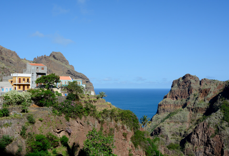 Auf der Kapverdischen Insel Santo Antao gilt das Dörfchen Fonteinhas mit seinen Felsformationen und dem Blick aufs Meer als beliebtes Fotomotiv.