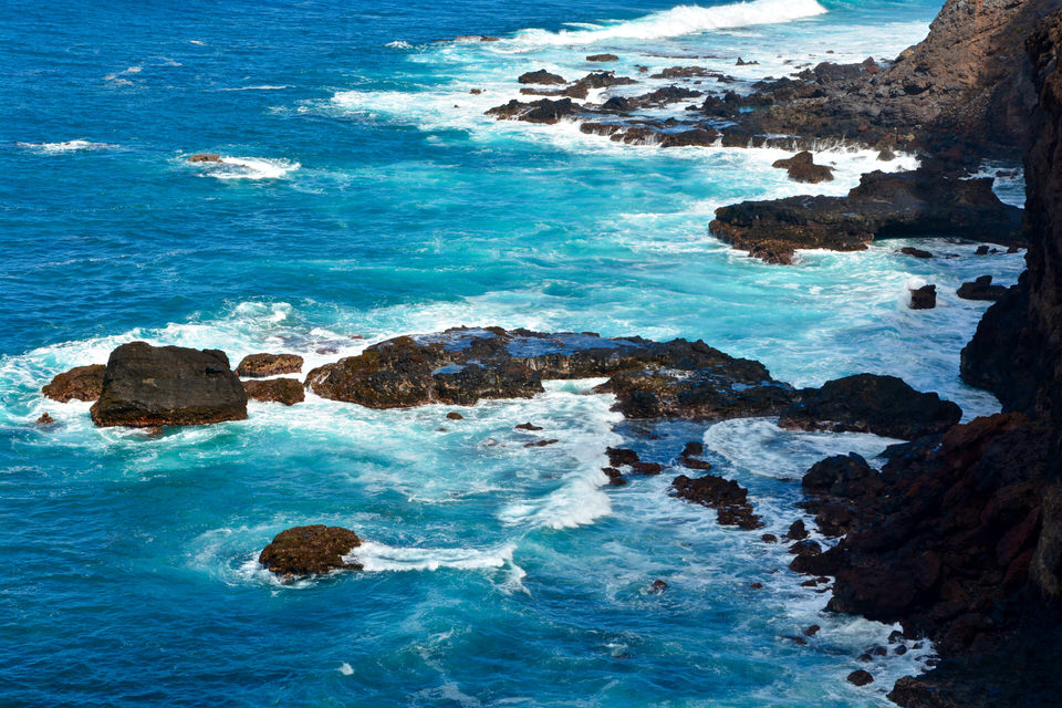 Bei einer Küstenwanderung auf der Kapverdischen Insel Santo Antao bricht die weiße Gischt an den vulkanischen Felsen.