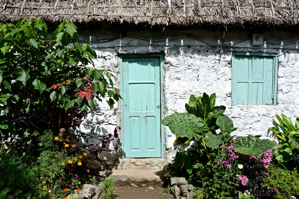 Die typischen Steinhäuschen auf der Kapverdischen Insel Santo Antao werden mit Palmstroh gedeckt und die Fenster und Türen sind aus Holz.