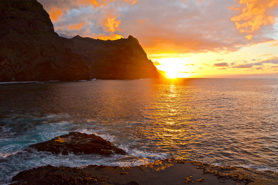Auf der Kapverdischen Insel Santa Antao bietet der Küstenort Ponta do Sol traumhafte Möglichkeiten den Sonnenuntergang am Meer zu genießen.