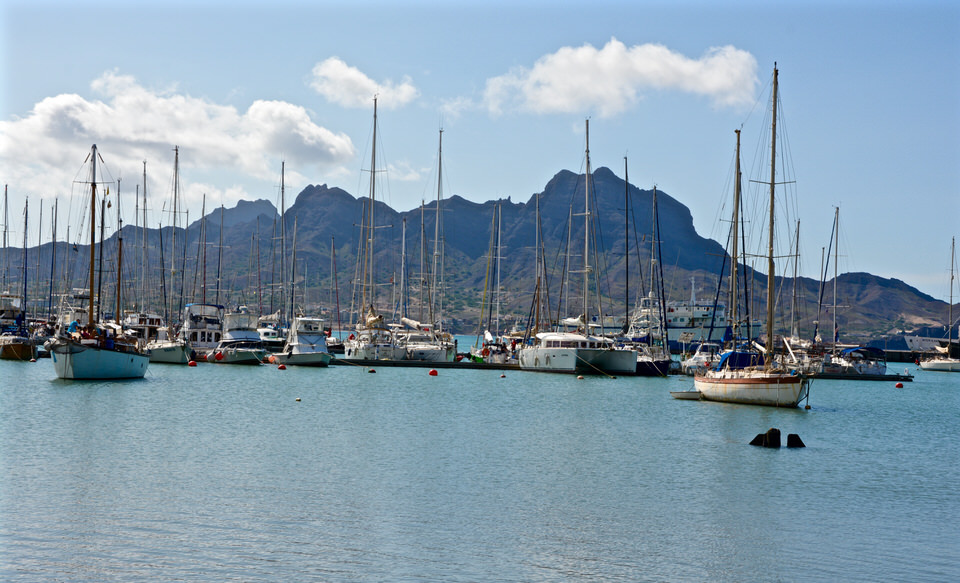 Auf den Kapverden wirkt der Yachthafen von Sao Vicente Mindelo Marina so, als wäre man an der französischen Riveria.