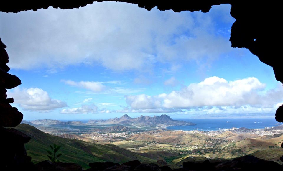 Auf dem Berg von Monte Verde auf den Kapverden kann man den Blick bis zur Nachbarinsel Sao Vicente schweifen lassen.