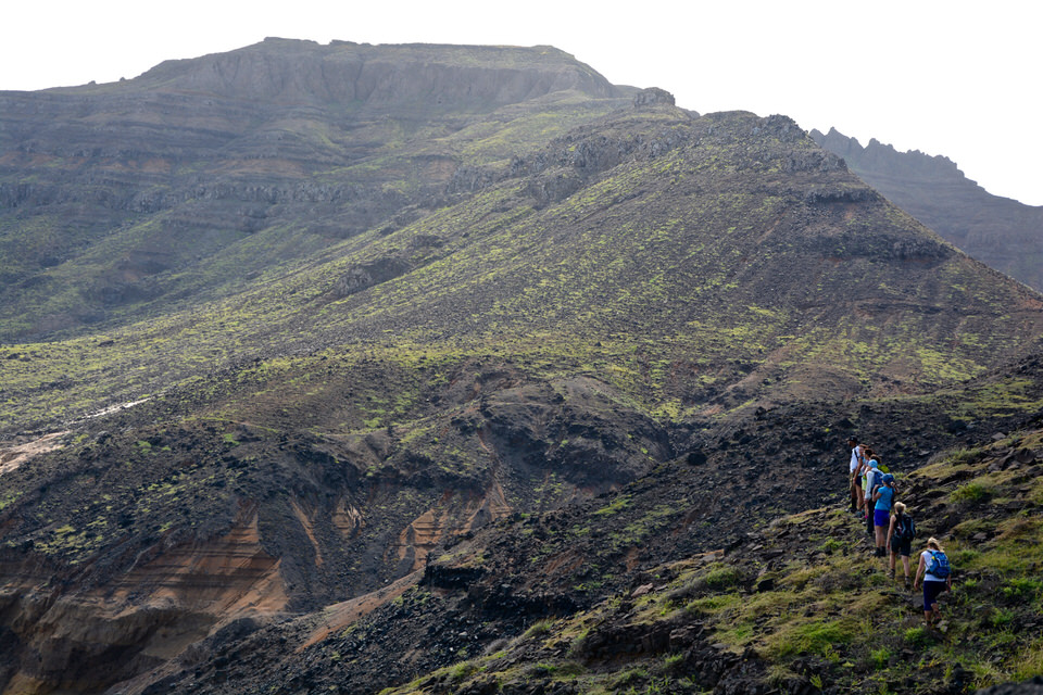 Ein Wanderweg von Mindelo Richtung Salamansa auf den Kapverden führt durch Vulkangestein.