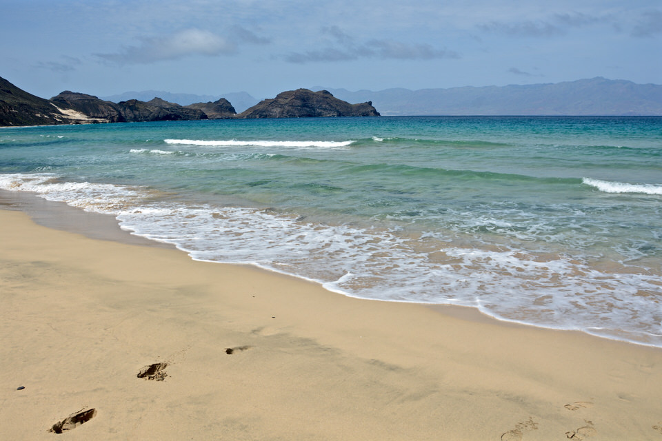 Die weite Bucht mit Sandstrand von Salamansa auf den Kapverden lockt Badebesucher und Kitesurfer gleichermaßen an.