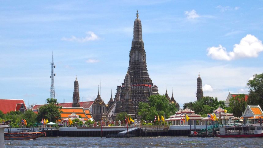 In Thailands Bangkok befindet sich am Fluss Chao Phraya der Tempel Wat Arun, der auch der Tempel der Morgenröte genannt wird.