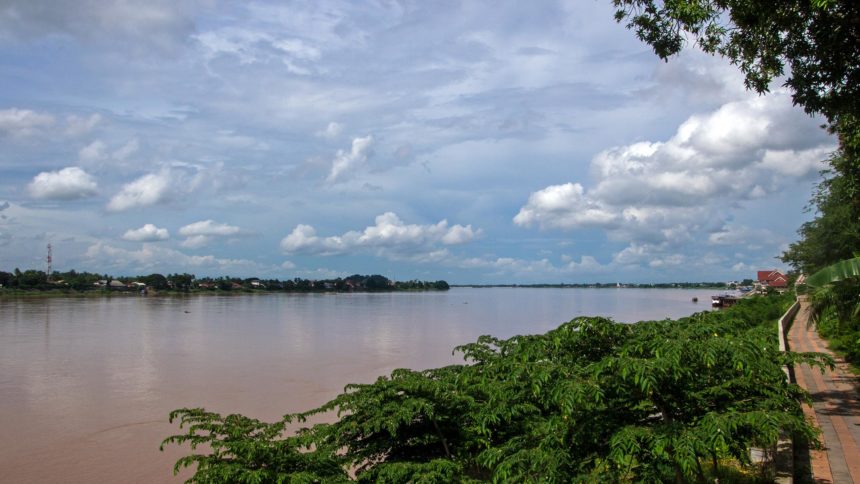 In Thailand entlang des Mekongs bei Nong Khai kann man die Aussicht nach Laos genießen.