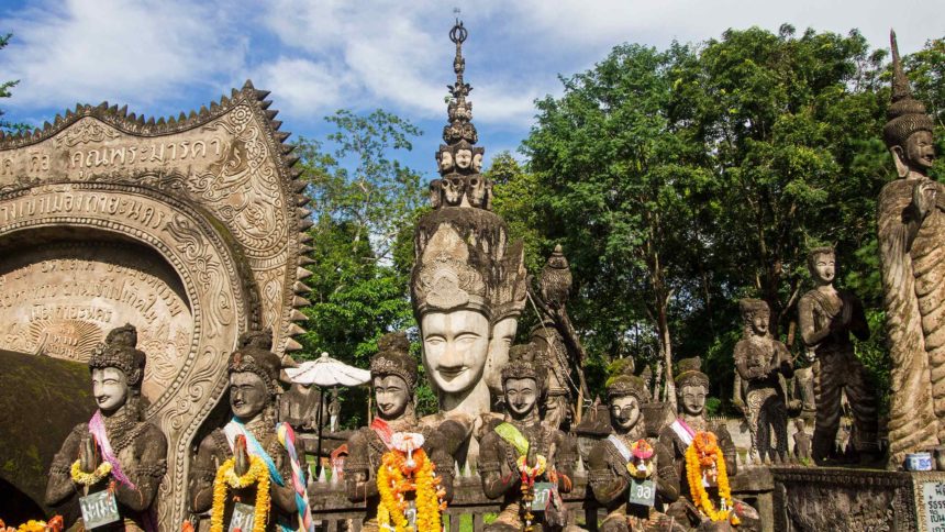 Im Skulpturenpark Sala Kaew Ku befindet sich das Rad des Lebens, das Figuren von der Geburt bis hin zum Eintritt ins Nirvana darstellt.