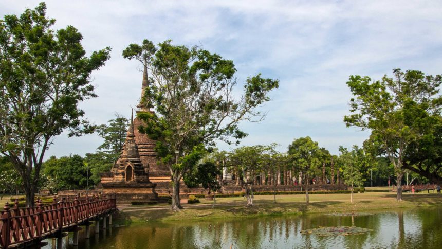 In Thailand befindet sich auf einer kleinen Insel im Sukhothai Geschichtspark einer der schönsten Tempel des Landes, der Wat Sa Si.