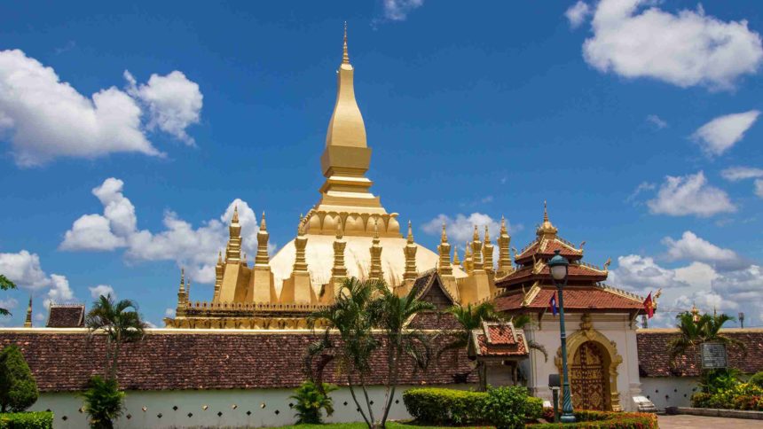 Die goldene Stupa Pha That Luang gilt als Nationalsymbol von Laos und ist umgeben von vier Tempeln.