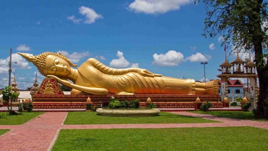 Der liegende goldene Buddah, Wat That Luang Tai, in Vientiane gilt als eine der Sehenswürdigkeiten in Laos.