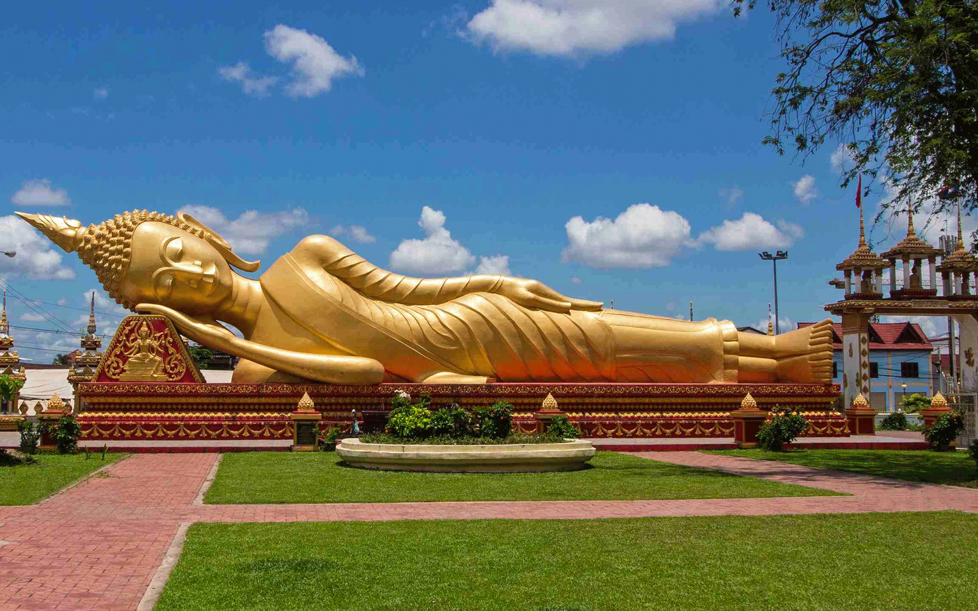 Zu Laos Sehenswürdigkeiten zählt Wat That Luang Tai, eine riesige goldene liegende Buddah-Statue, die ihre Augen zum Schlaf geschlossen hat.