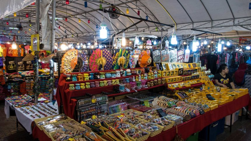 Auf Thailands Anusarn Markt in Chiang Mai befinden sich allerlei bunte Stände, die Souvenirs zum Verkauf anbieten.