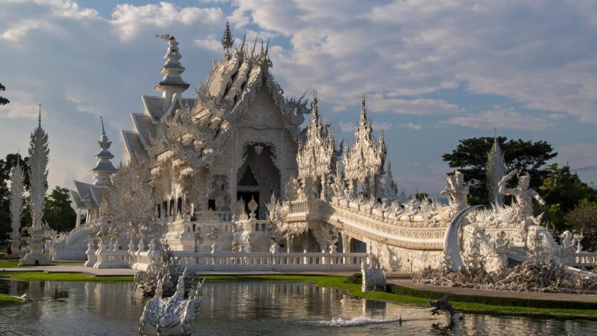 Der weiße Tempel, der den Namen Wat Rong Khun trägt, steht in Chiang Rai und zählt mit seinen weißen und silbernen Verzierungen zu den Hauptattraktionen Thailands.