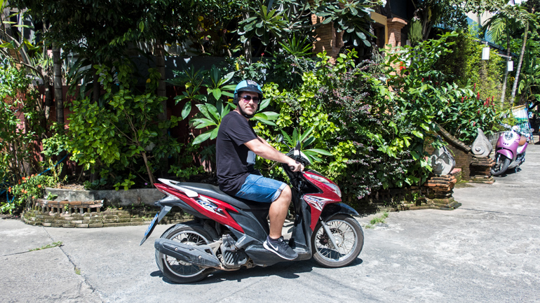 Mit dem Roller durch Chiang Mai: Ein Mann sitzt auf einem Roller in Thailand