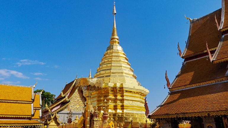 Der goldene Tempel Wat Phra That Doi Suthep steht in Chiang Mai, Thailand.