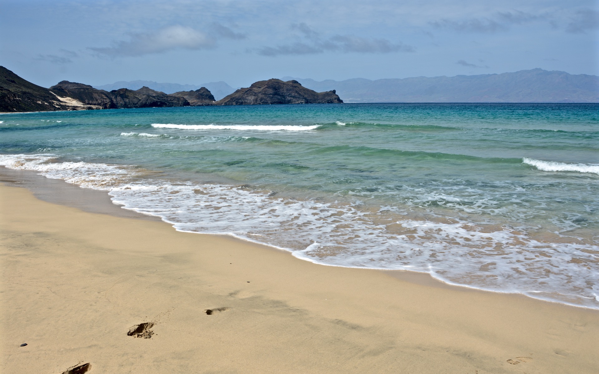 In Kapverden in Sao Vicente, Salamansa brechen die Wellen am Sandstrand