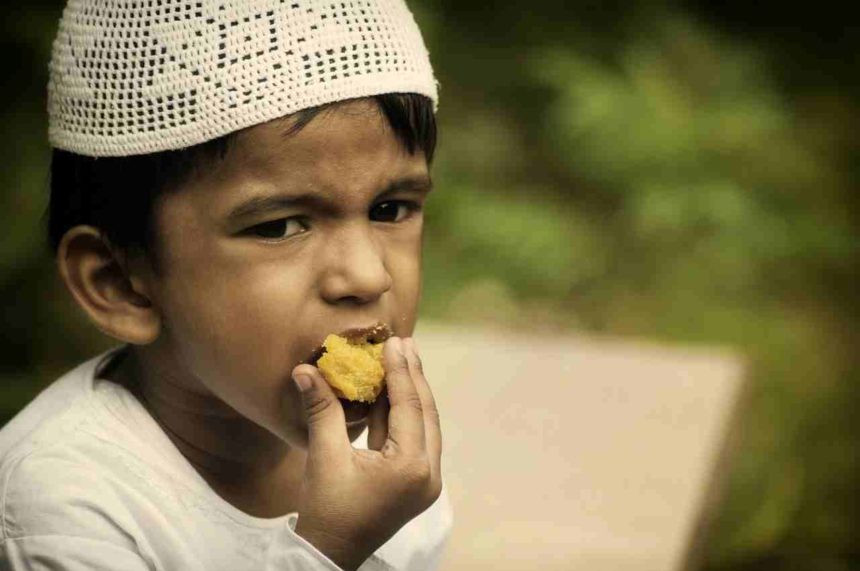 Auch der kleine Junge muss sich beim Essen bereits an die Vorschriften des Islam halten.
