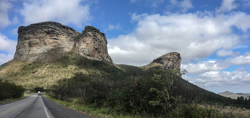 Eine Straße auf Chapada Diamantina führt vorbei an dem Gestein von Morro do pao Inacio.