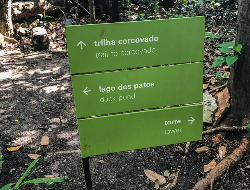 Ein grünes Schild zeigt die Wanderwege entlang des Corcovado.